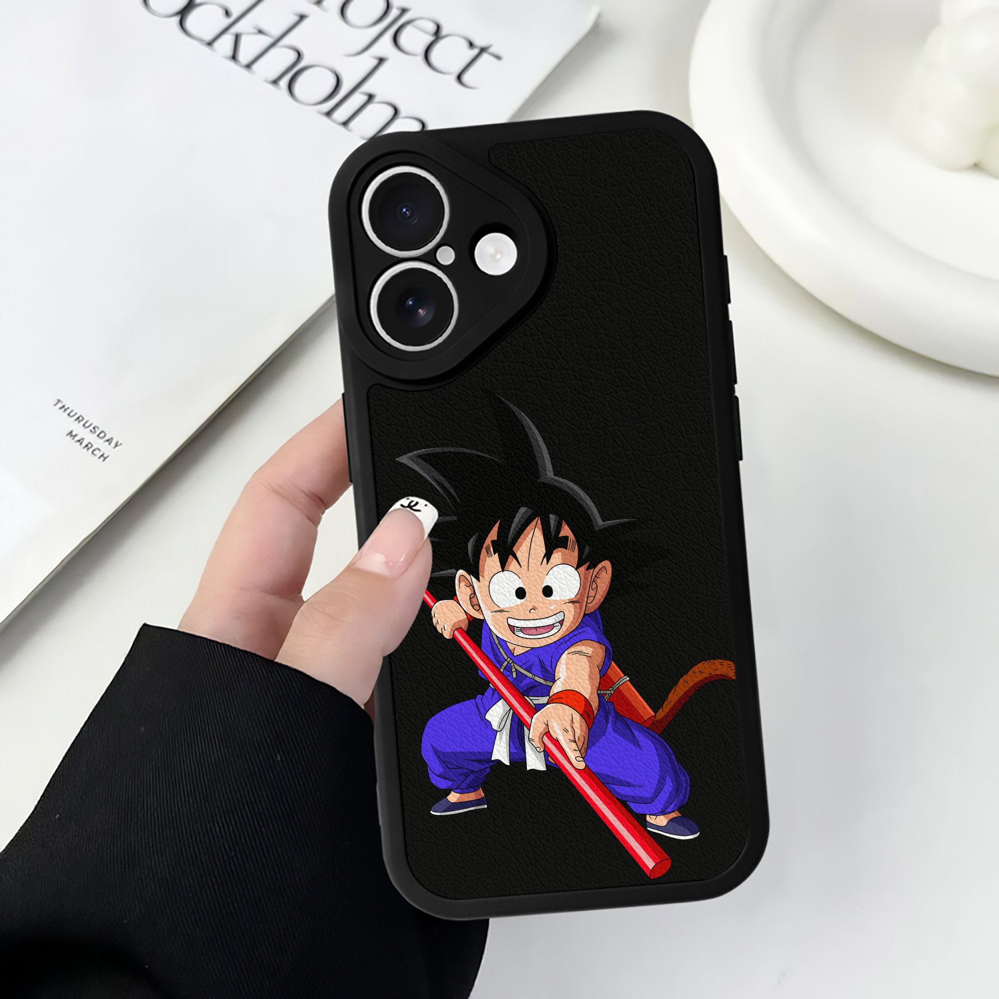 （画像用） ドラゴンボール 孫悟空（そん ごくう）Son Goku カカロット DRAGON BALL Kakarotto 【iPhone 16シリーズ対応】シリコンスマホケース（レザー調） 材質：シリコン